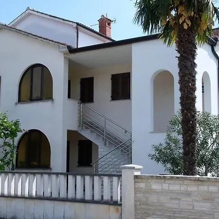 In Novigrad With Balcony, Air Conditioning, Wifi, Washing Machine * Novigrad Istria