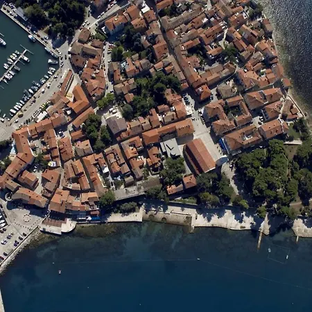 In Novigrad With Balcony, Air Conditioning, Wifi, Washing Machine * Novigrad Istria