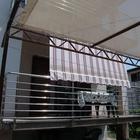 Apartment In Novigrad With Balcony, Air Conditioning, Wifi, Washing Machine *