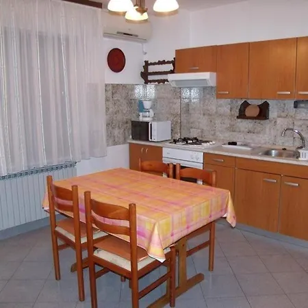In Novigrad With Balcony, Air Conditioning, Wifi, Washing Machine * Novigrad Istria